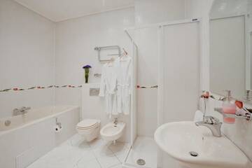 Фото номера Улучшенные апартаменты с 2 спальнями (6 взрослых) Апартаменты 33 Apartments г. Минск 14