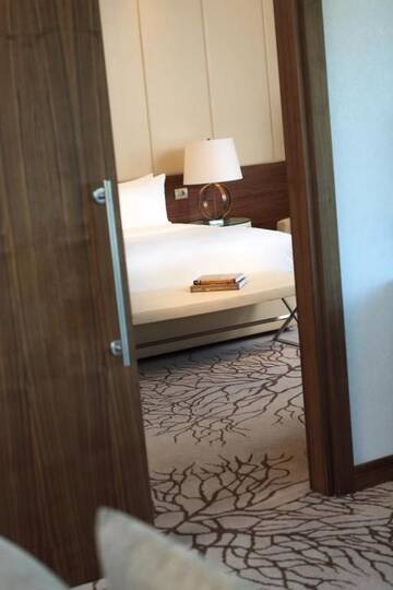Фото номера Угловой люкс Отель Renaissance Minsk Hotel г. Минск 3