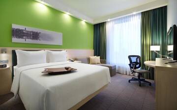 Фото номера Номер с кроватью размера «king-size» Отель Hampton by Hilton Minsk City Centre г. Минск 6
