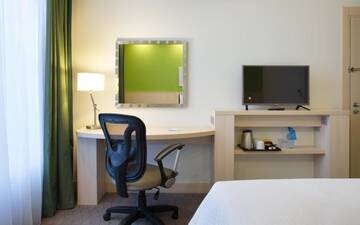 Фото номера Номер с кроватью размера «king-size» Отель Hampton by Hilton Minsk City Centre г. Минск 8