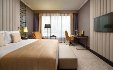Фото номера Номер с кроватью размера «king-size» Отель DoubleTree by Hilton Минск г. Минск 2