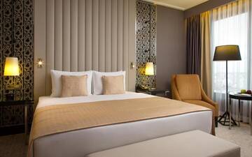 Фото номера Номер с кроватью размера «king-size» Отель DoubleTree by Hilton Минск г. Минск 7