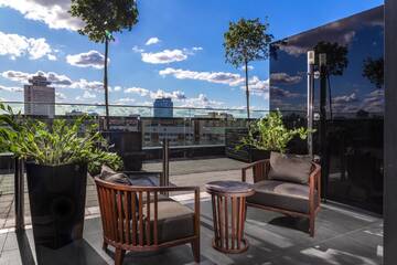 Фото номера Номер с кроватью размера «king-size» и террасой Отель DoubleTree by Hilton Минск г. Минск 2