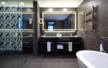 Фото номера Люкс с кроватью размера «king-size» Отель DoubleTree by Hilton Минск г. Минск 4