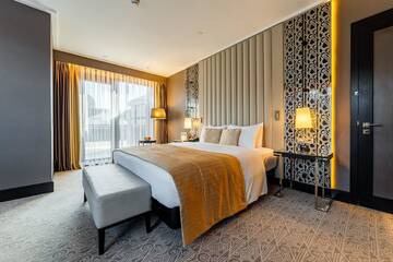 Фото номера Номер с кроватью размера «king-size» и террасой Отель DoubleTree by Hilton Минск г. Минск 3