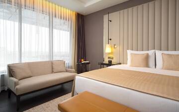 Фото номера Люкс с кроватью размера &quot;king-size&quot; и видом на реку Отель DoubleTree by Hilton Минск г. Минск 3