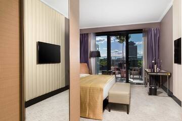 Фото номера Номер с кроватью размера «king-size» и террасой Отель DoubleTree by Hilton Минск г. Минск 4