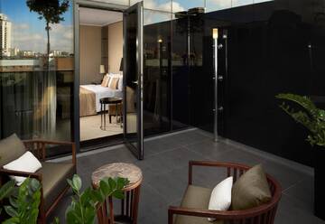 Фото номера Номер с кроватью размера «king-size» и террасой Отель DoubleTree by Hilton Минск г. Минск 5