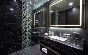 Фото номера Номер с кроватью размера «king-size» Отель DoubleTree by Hilton Минск г. Минск 3