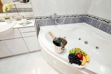 Фото номера Апартаменты с 1 спальней Апартаменты Lux Nezavisimosti,12 with Jacuzzi г. Минск 8